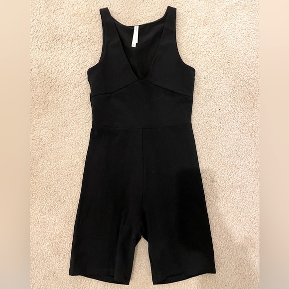 Aritzia The group by Babaton soft contour romper - Picture 1 of 3
